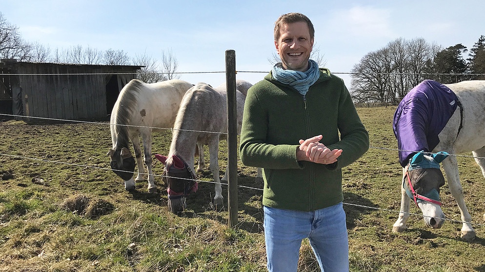 Unser Land Moderator Florian Kienast vor Pferden | Bildquelle: BR