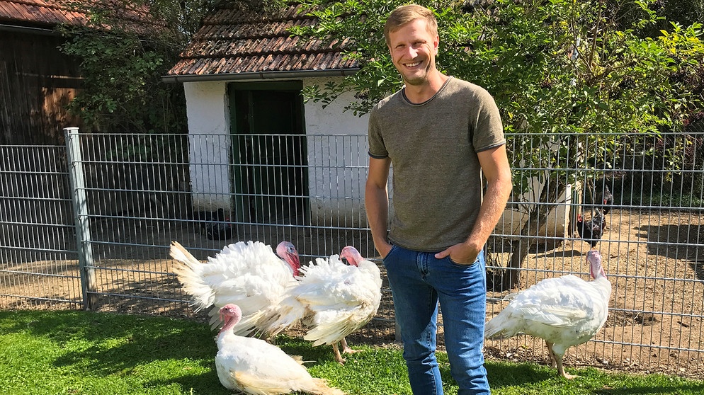Unser Land-Moderator Florian Kienast beschäftigt sich mit Antibiotikaeinsatz in der Tierhaltung | Bildquelle: BR