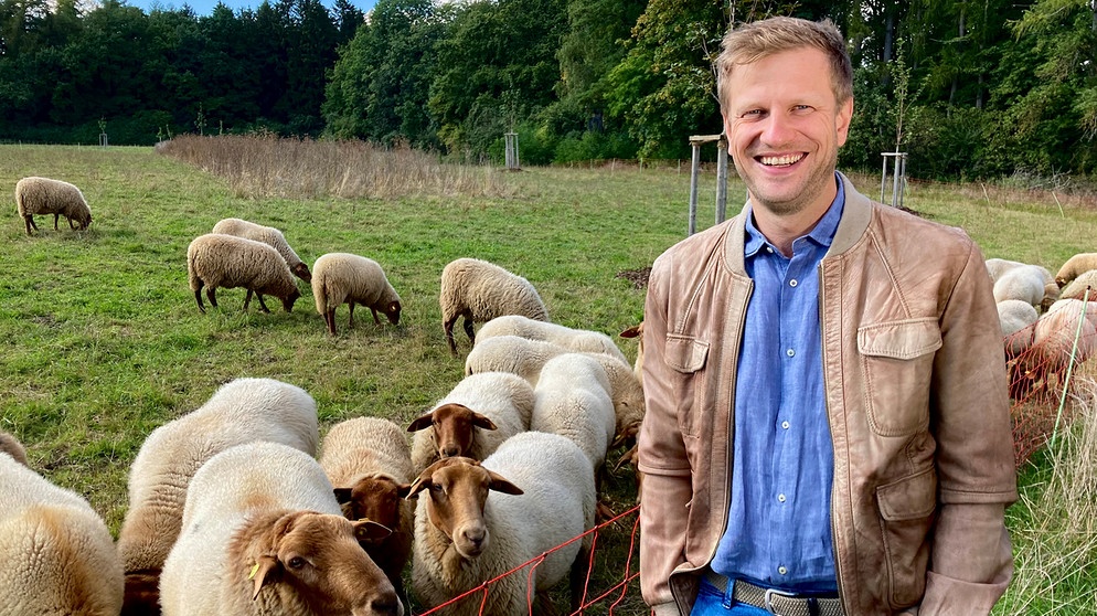Moderator Florian Kienast mit Schafen | Bildquelle: BR