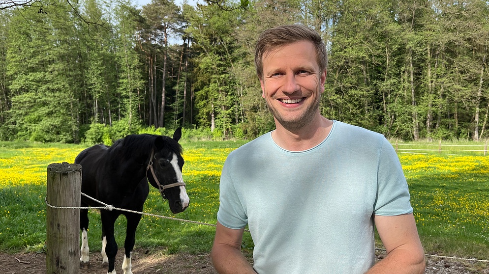 Unser Land Moderator Florian Kienast. | Bildquelle: BR