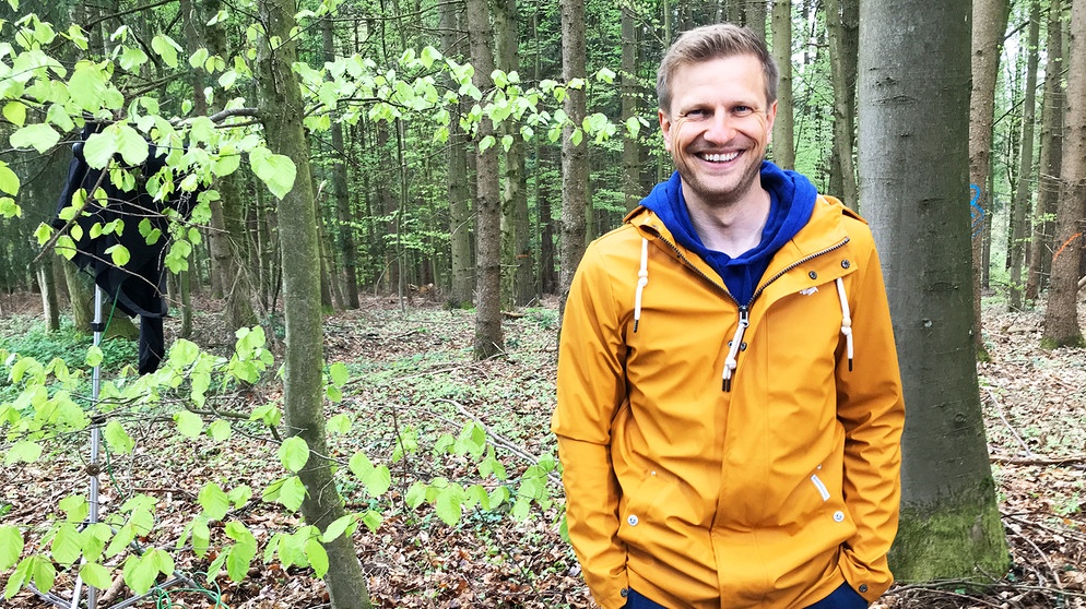 Moderator im Wald | Bildquelle: BR