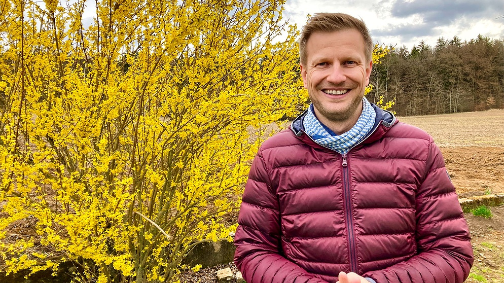 Unser Land Moderator Florian Kienast beschäftigt sich mit Pflugloser Bodenbearbeitung und Auswirkungen des Ukraine-Krieges | Bildquelle: BR