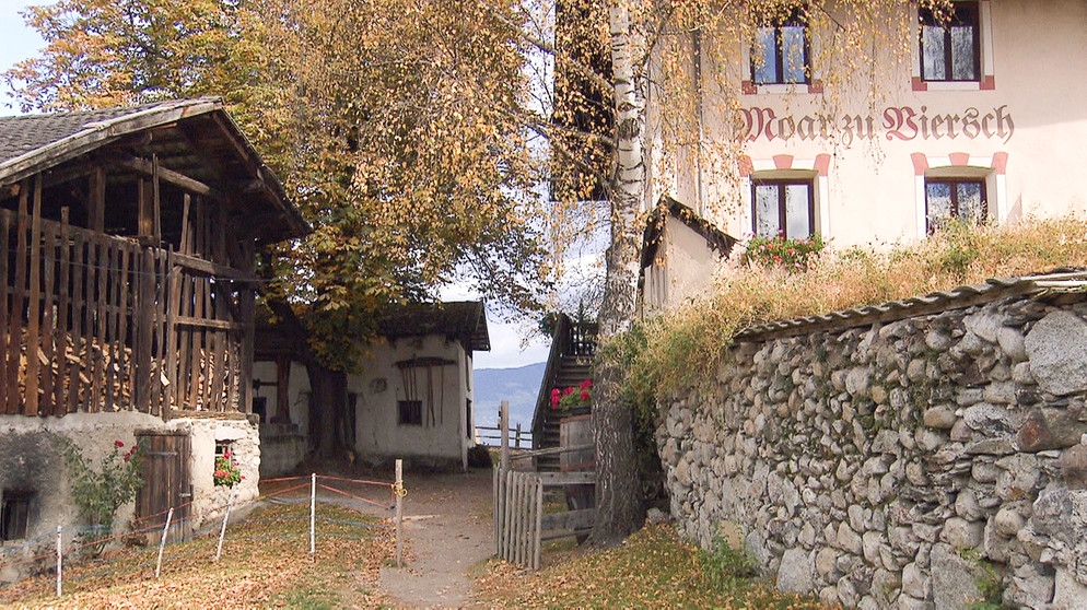 Hof Moar zu Viersch, hoch über der Stadt Klausen | Bildquelle: BR