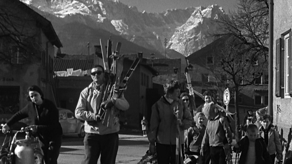 Ski-Touristen in Garmisch-Partenkirchen in den 60er-Jahren. | Bildquelle: BR