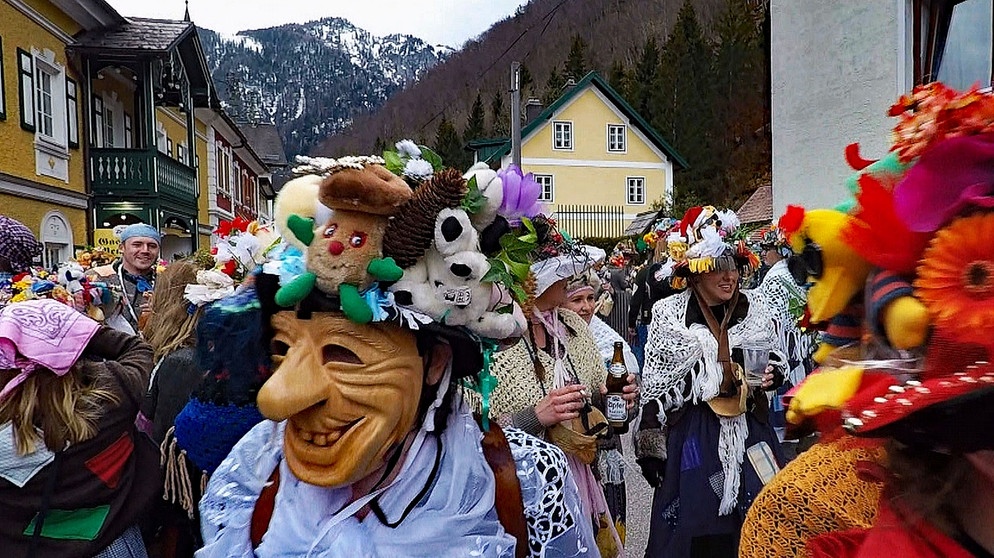 Endlich ist Rosenmontag. Der Fetzenzug in Ebensee kann beginnen. | Bildquelle: BR/Rupert Heilgemeir