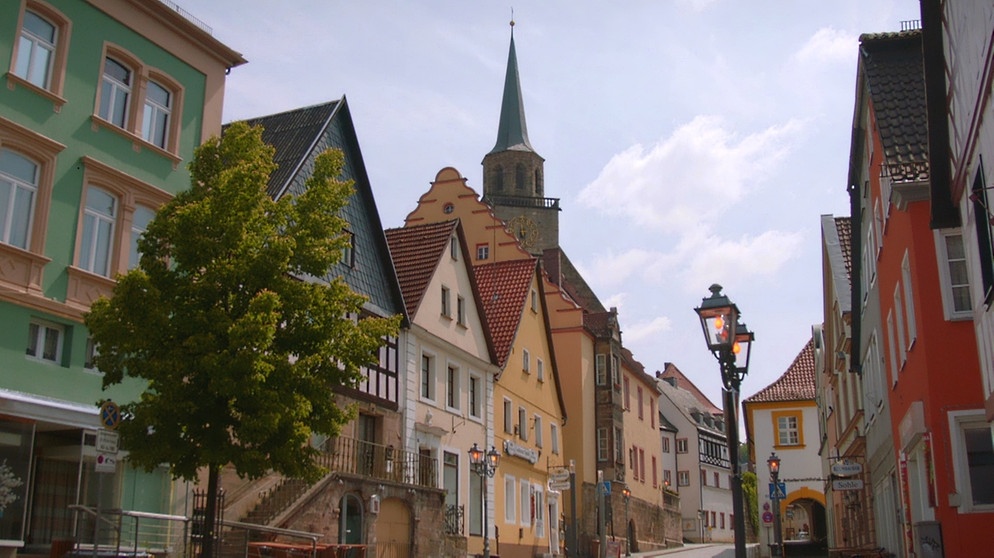 Neues Leben in alten Mauern: Die Kulmbacher bewohnen ihre Altstadt noch. | Bildquelle: BR/Jürgen Katzur