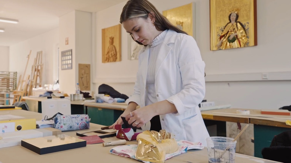 Unter unserem Himmel: Goldschläger in Schwabach: Lara Haferung lernt in der Vergolderschule mit dem filigranen Blattgold umzugehen. | Bildquelle: Markus Dörnberger