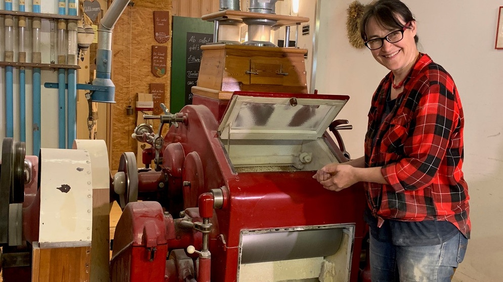 Müllerinnen: Petra Schuster am Walzenstuhl | Bildquelle: BR