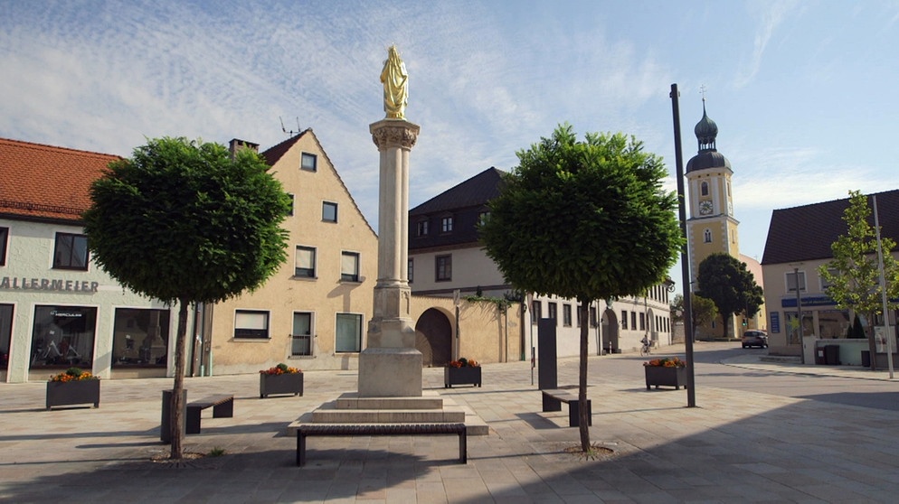 Der Ort Großmehring bei Ingolstadt mit neu gestalteter Ortsmitte  | Bildquelle: BR/Volker Schmidt