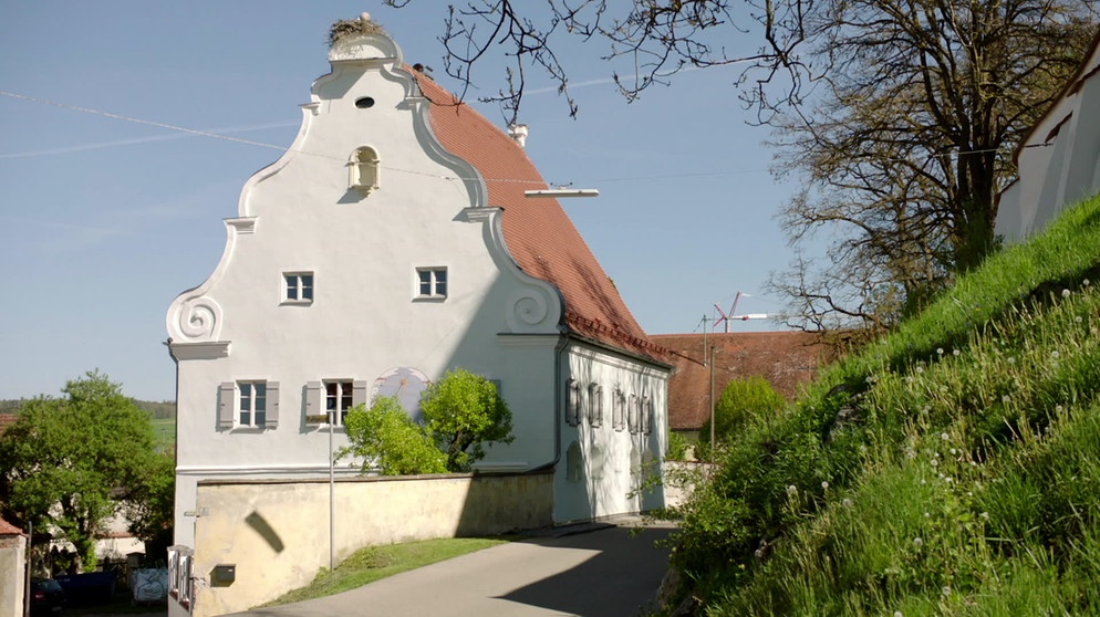 Pfarrhofgeschichten: Denkmalgeschützter Pfarrhof in Rennertshofen bei Neuburg/D. | Bildquelle: BR