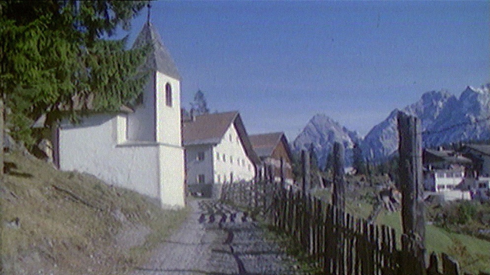 Wallfahrtskapelle am Ortseingang vom 1210 Meter hoch gelegenen Weiler Fernpaß, 1974 | Bildquelle: BR