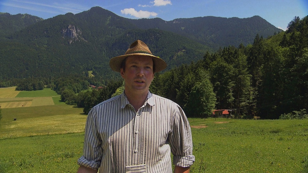 Josef Kandlinger aus Kreuth am Tegernsee auf seiner artenreichen Jungviehweide "Allweg" | Bildquelle: BR/Volker Gabriel