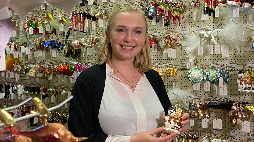 Marie Müller-Blech von der Christbaumschmuck-Manufaktur Inge-Glas aus Neustadt bei Coburg. | Bildquelle: BR/Annette Hopfenmüller