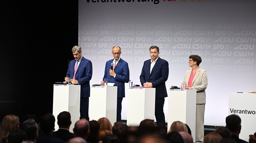 05.05.2025, Berlin: CDU-Vorsitzender und -Kanzlerkandidat Friedrich Merz (2.v.l), CSU-Vorsitzender Markus Söder (l) und die SPD-Vorsitzenden Lars Klingbeil, designierter Bundesfinanzminister und Vizekanzler, und Saskia Esken stehen vor der Unterzeichnung des Koalitionsvertrags von CDU, CSU und SPD, im Euref-Campus auf der Bühne. Foto: Bernd von Jutrczenka/dpa +++ dpa-Bildfunk +++ | Bildquelle: dpa-Bildfunk/Bernd von Jutrczenka