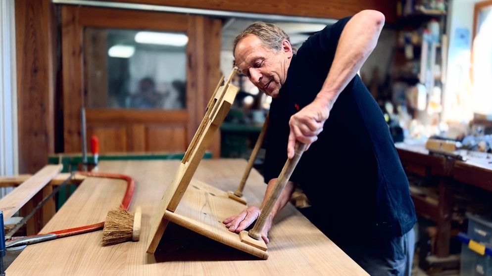 Ulrich Pöltl beim Restaurieren alter Möbel | Bildquelle: BR