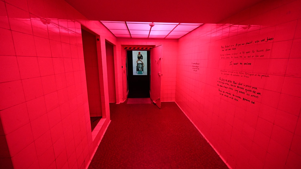 Bayern, München: Der Eingang zur Ausstellung ist bei der Eröffnung der Ausstellung "Velvet Terrorism: Pussy Riot's Russia“ im Haus der Kunst rot beleuchtet. | Bildquelle: dpa-Bildfunk