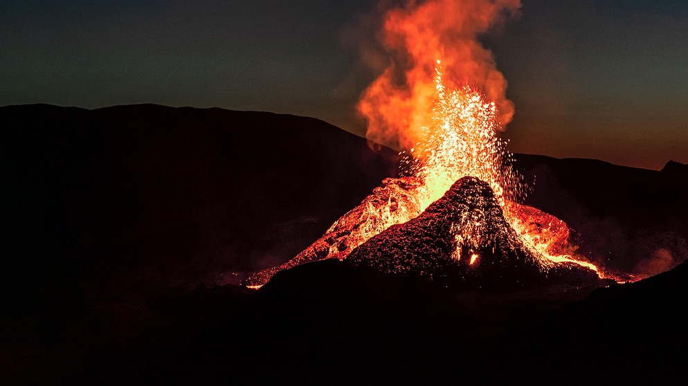 Vulkanausbruch in Island - Fagradalsfjall in der Nacht kurz vor Sonnenaufgang, 40 km von Reykjavik entfernt. Gibt es auch in Bayern verborgene Vulkane? | Bildquelle: picture alliance / Zoonar | LUIGI MORBIDELLI