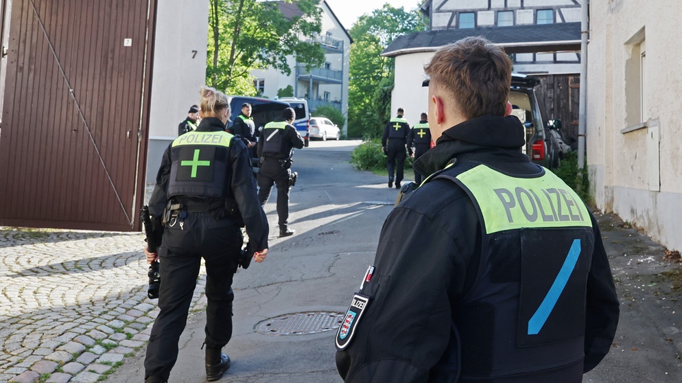 dpatopbilder - 13.05.2025, Thüringen, Gera: Polizeibeamte durchsuchen nach dem Verbot der Reichsbürger-Gruppe "Königreich Deutschland" durch den Bundesinnenminister Gebäude. Mehrfach gab es hier Treffen der Reichsbürgerszene. «Reichsbürger» erkennen die Bundesrepublik Deutschland nicht als Staat an. Viele von ihnen behaupten, das historische Deutsche Reich bestehe bis heute fort. Die Polizei durchsuchte Gebäude in Baden-Württemberg, Niedersachsen, Nordrhein-Westfalen, Rheinland-Pfalz, Sachsen, Sachsen-Anhalt und Thüringen. Foto: Bodo Schackow/dpa +++ dpa-Bildfunk +++ | Bildquelle: dpa-Bildfunk/Bodo Schackow