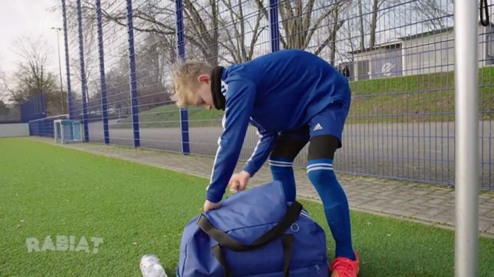 Junge packt seine Sporttasche | Bildquelle: Radio Bremen