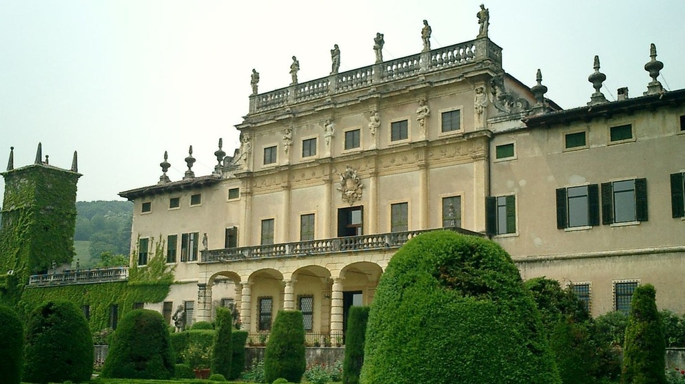 Blick über das Gartenparterre auf das von G.B. Bianchi im 17. Jahrhundert erbaute Hauptgebäude der Villa Allegri Arvedi bei Verona. | Bildquelle: BR