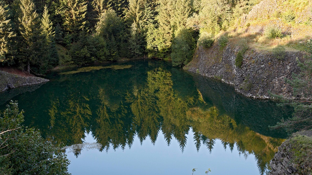 "Tintenfass der Rhön", Basaltsee bei Riedenberg, Schwarze Berge, Unterfranken, Bayern.
| Bildquelle: picture alliance / imageBROKER | Siepmann