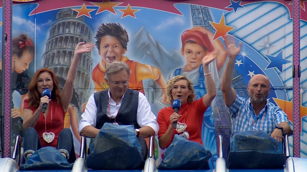 Von links nach rechts: Karin Schubert, Charly Hilpert, Julia Büchler und Gerhard Kockert. Beim Moderieren der Frankenschau aktuell live vom der Kärwa im Park am Gelände des BR-Mittelfranken. | Bildquelle: BR