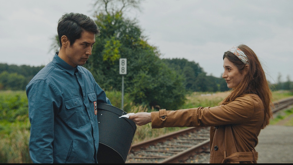 Inga (Deleila Piasko) und Jonathan (Paul Jumin Hoffmann) am Bahnsteig. | Bildquelle: BR/Hamburg Media School