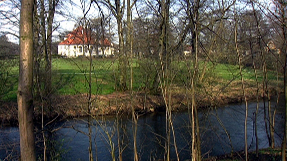 Der unmittelbar vor den Toren Münchens gelegene Ort Haimhausen beherbergt ein wahres architektonisches Juwel: Das in den Jahren 1747/48 erbaute spätbarocke Schloß mit seinem ausgedehnten, im englischen Stil angelegten Park. | Bildquelle: BR