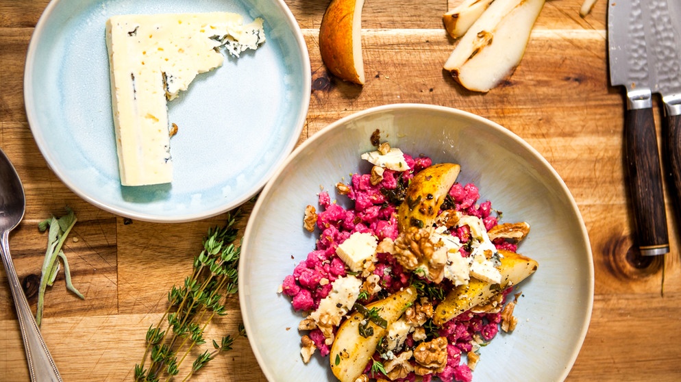 In dieser Folge zeigt Hüttenwirt Michael Kreck aus der Nähe von Oberstdorf seine Käsespätzle. Aus dem Allgäuer Wirtshausklassiker macht Vroni Rote-Bete-Spätzle mit Birnen und Blauschimmelkäse. | Bildquelle: BR /Sebastian Fery