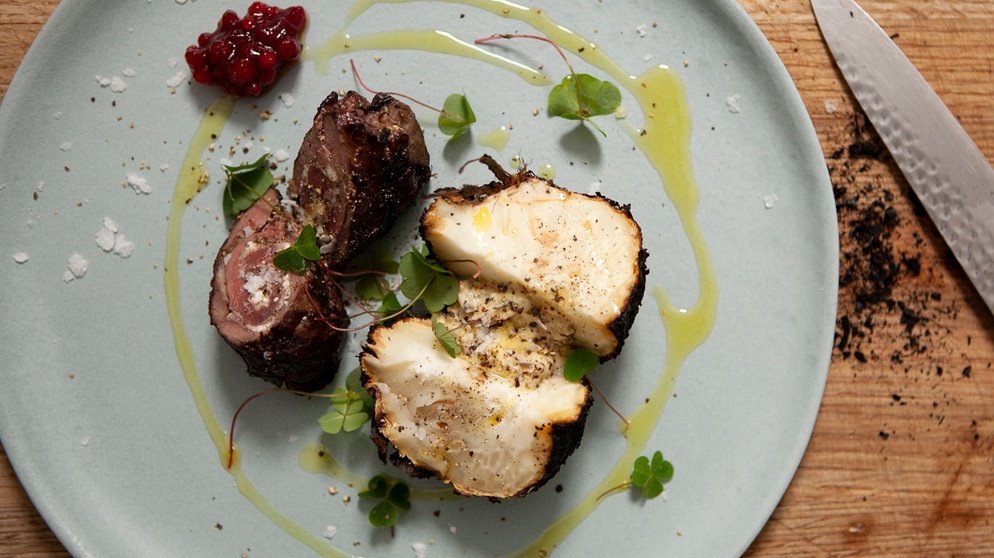 Gegrillte Hirschroulade mit Hüttenkäse an Latschenkieferkaramell gefüllt
| Bildquelle: BR / Sebastian Fery