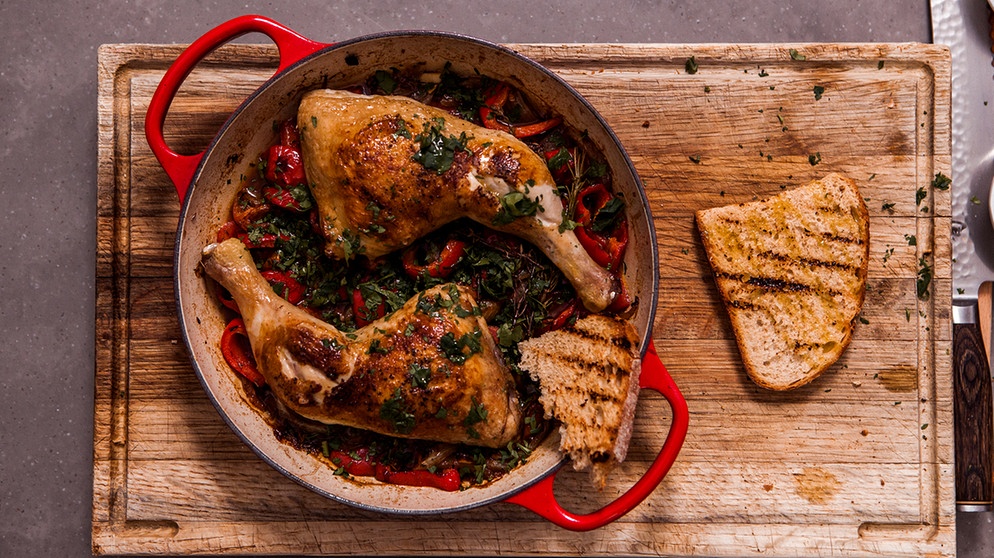Doro Wat ist das Lieblingsgericht von Nardi Schwaiger, die mit ihrer Familie im Münchner Stadtteil Sendling lebt. Wie in ihrer Heimat Äthiopien serviert sie gerne viele verschiedene Soßen zusammen mit einem Sauerteig-Fladenbrot. Nardis Favorit ist Doro Wat - eine scharfe Hühnchensoße mit viel Zwiebeln, Gewürzen und Ei. Als bayerische Variante hat sich Vroni Lutz eine Brathendlpfanne ausgedacht, mit pikanter roter Soße und Sauerteigbrot (im Bild). Verbrannter Lauch mit Eiersalat ist ihre vegetarische Kreation - gewürzt mit Berbere, einer scharfen äthiopischen Gewürzmischung. | Bildquelle: BR/Sebastian Fery