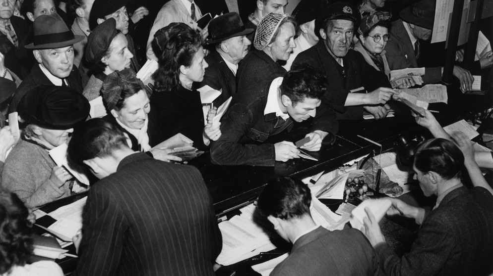 Nach der Währungsreform tauschen die Westdeutschen 1948 ihr Geld | Bildquelle: picture-alliance/dpa