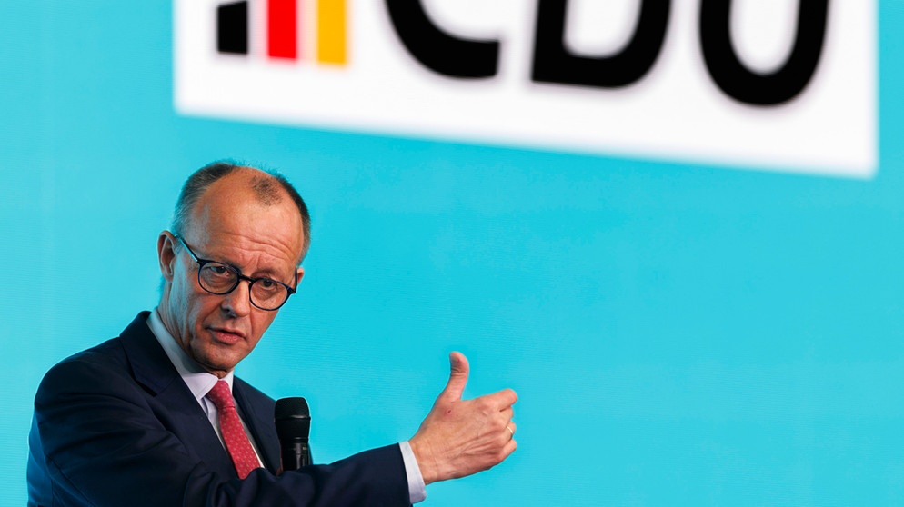 26.01.2025, Nordrhein-Westfalen, Heek: Kanzlerkandidat Friedrich Merz (CDU) spricht auf der Bühne bei der Wahlkampfveranstaltung. (zu dpa: «Merz ruft in Migrations-Debatte CDU-Spitze zusammen») Foto: Christoph Reichwein/dpa +++ dpa-Bildfunk +++ | Bildquelle: dpa-Bildfunk/Christoph Reichwein