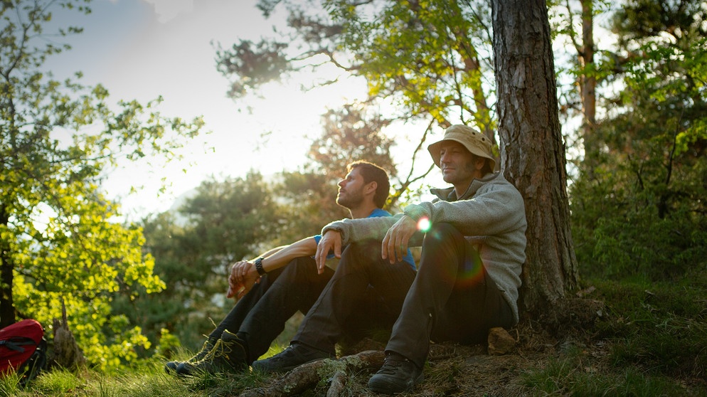 Coach Martin Kiem mit Schmidt Max beim Waldbaden im Meraner Land | Bildquelle: André Goerschel