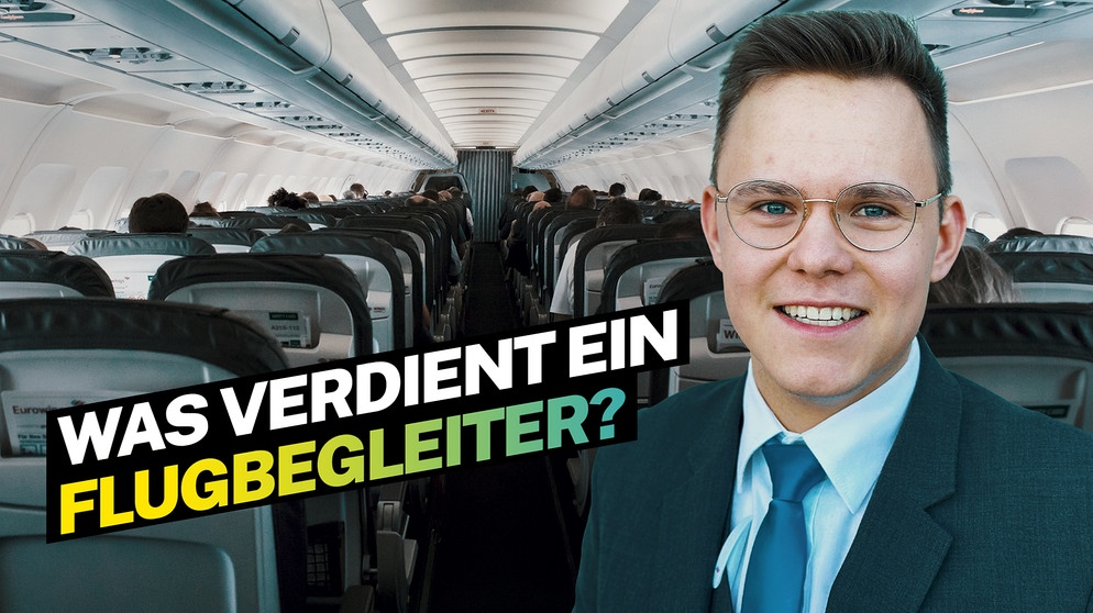 Ein Flugbegleiter im Flugzeug vor den Sitzen der Passagiere. | Bildquelle: picture alliance / Frank Duenzl / BR