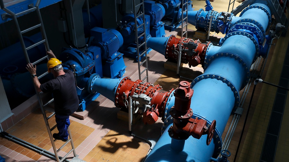 Ein Mitarbeiter der Leipziger Wasserwerke überprüft die Druckerhöhungspumpen in der Wasserversorgungsanlage Probstheida. Ausbleibende Niederschläge führen zu weniger Grundwasserneubildung. Hitzeperioden und höhere Temperaturen können zudem die Trinkwasserqualität in den Leitungsnetzen beeinträchtigen.  | Bildquelle: dpa-Bildfunk/Jan Woitas