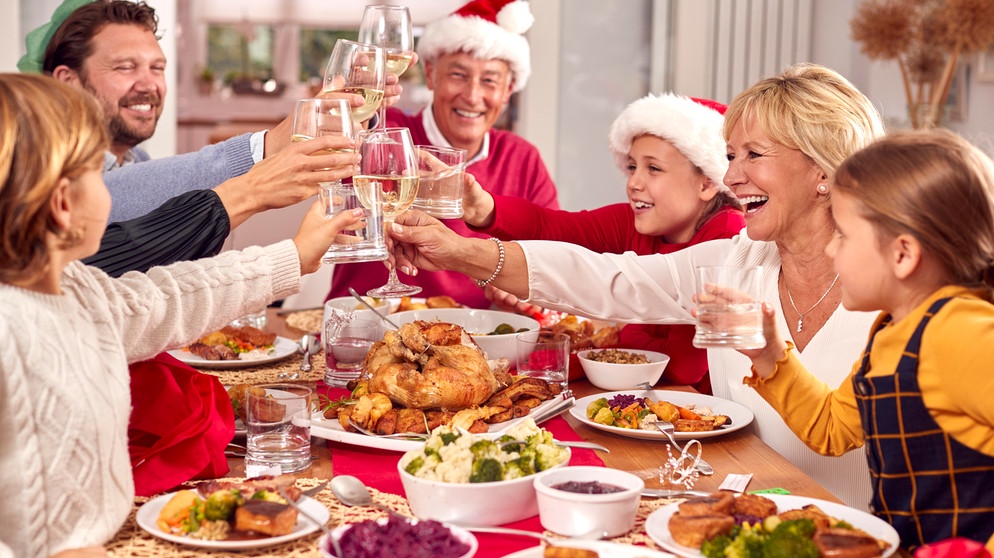 Familie am Weihnachtstisch  | Bildquelle: picture alliance / Shotshop | Monkey Business 2
