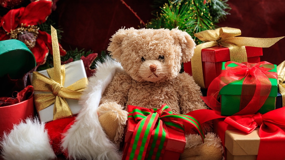 Weihnachtsdekoration mit Teddybär und Geschenken. | Bildquelle: stock.adobe.com/Rawf8