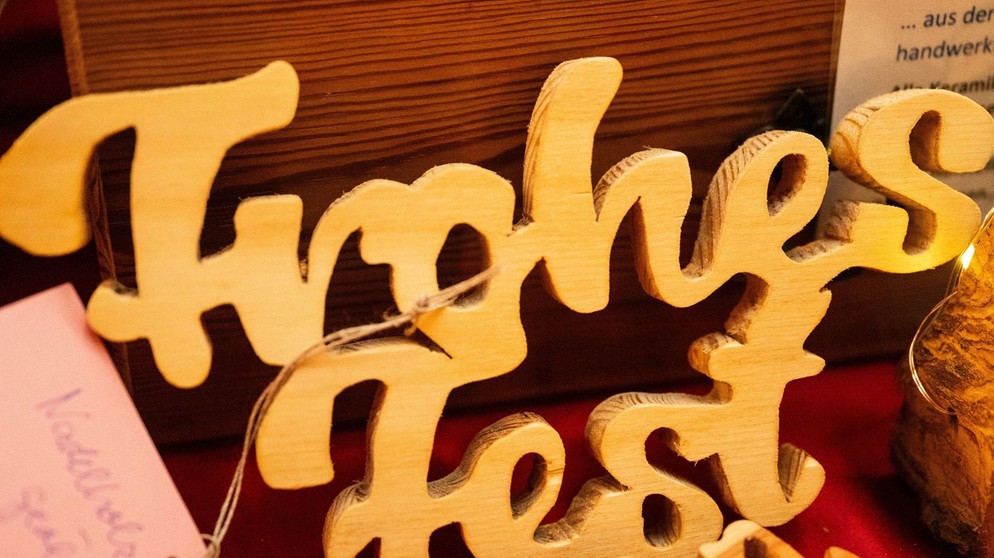 Frohes Fest Schriftzug | Bildquelle: picture-alliance/dpa