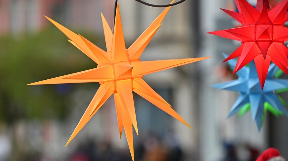 Ein großer gelber Stern hängt im Bild und symbolisiert Weihnachten in Corona-Zeiten. | Bildquelle: dpa-Bildfunk/Martin Schutt