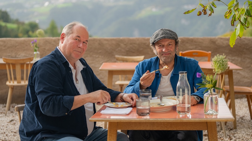 Unterwegs in Südtirol: Max mit Otto Geisel bei einer Genusspause auf der Rauch-Hütte auf der Seiser Alm  | Bildquelle: André Goerschel