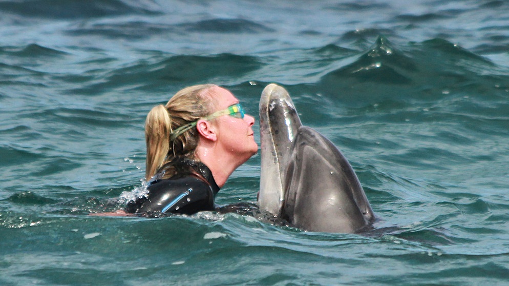Delfin Mara und Delfinflüsterin Ute Margreff. | Bildquelle: BR/Roland Gockel
