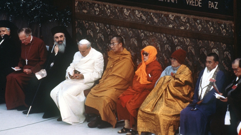Papst Johannes Paul II. beim Weltfriedenstreffen 1986 | Bildquelle: picture-alliance/dpa