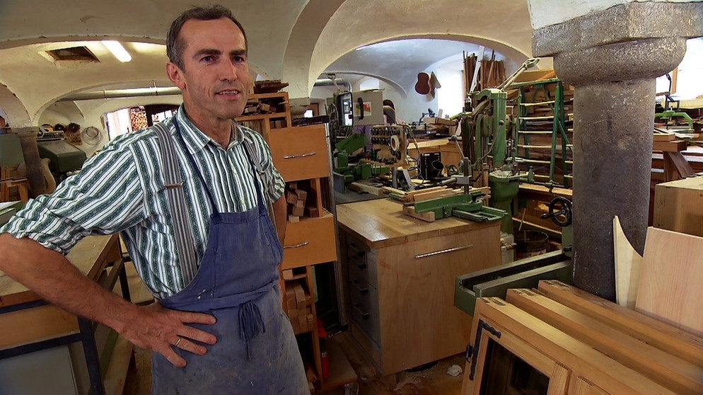 Josef Hofmeyer in seiner Schreinerei in Rimsting
| Bildquelle: BR/Herbert Lehner