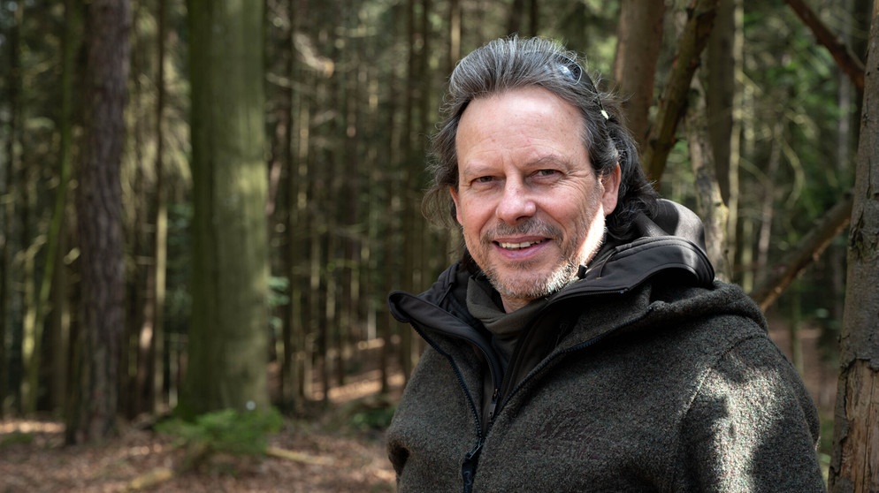 Im Wald von Schloss Jetzendorf betreibt Thomas naturnahe Waldbewirtschaftung und gibt Wildnisseminare in ganz Deutschland | Bildquelle: BR/Tabea Hofmann