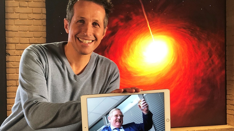 "Gut zu wissen"-Moderator Willi Weitzel stellt den Physik-Nobelpreisträger Reinhard Genzel vor.  | Bildquelle: BR/Gut zu wissen