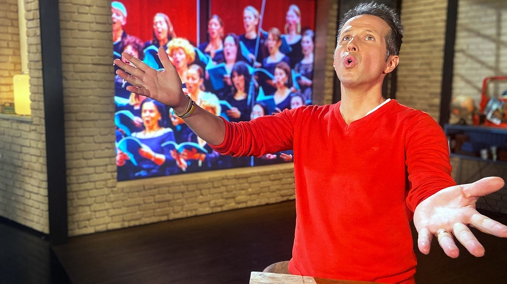 "Gut zu wissen"-Moderator Willi Weitzel stellt die BR-Studie über Singen und Corona vor. | Bildquelle: BR/Gut zu wissen