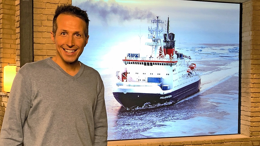 "Gut zu wissen"-Moderator Willi Weitzel im Hintergrund mit dem Forschungsschiff "Polarstern". In der ersten Sendung werden ausgewählte Forschungen für das Jahr 2021 vorgestellt. | Bildquelle: BR/Gut zu wissen