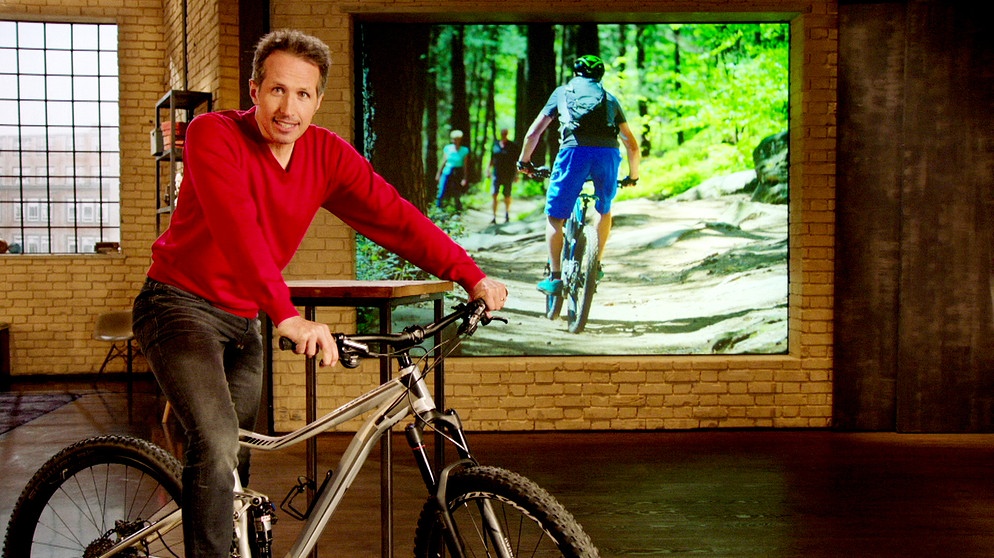 Moderator Willi Weitzel auf einem Mountainbike. Zerstören Mountainbiker die Natur? | Bildquelle: BR/Gut zu wissen