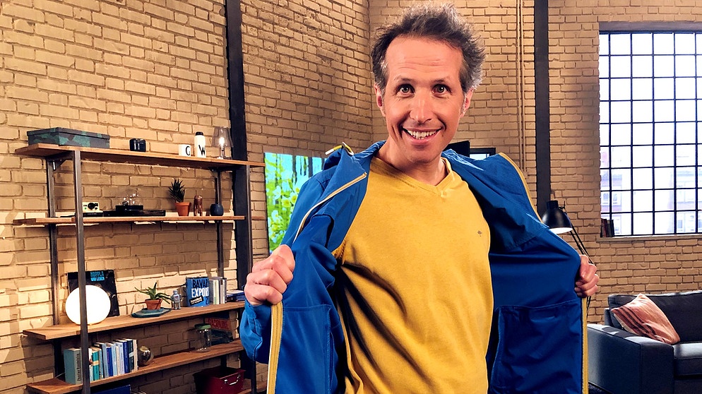 "Gut zu wissen"-Moderator Willi Weitzel lässt Outdoor-Jacken testen.  | Bildquelle: BR